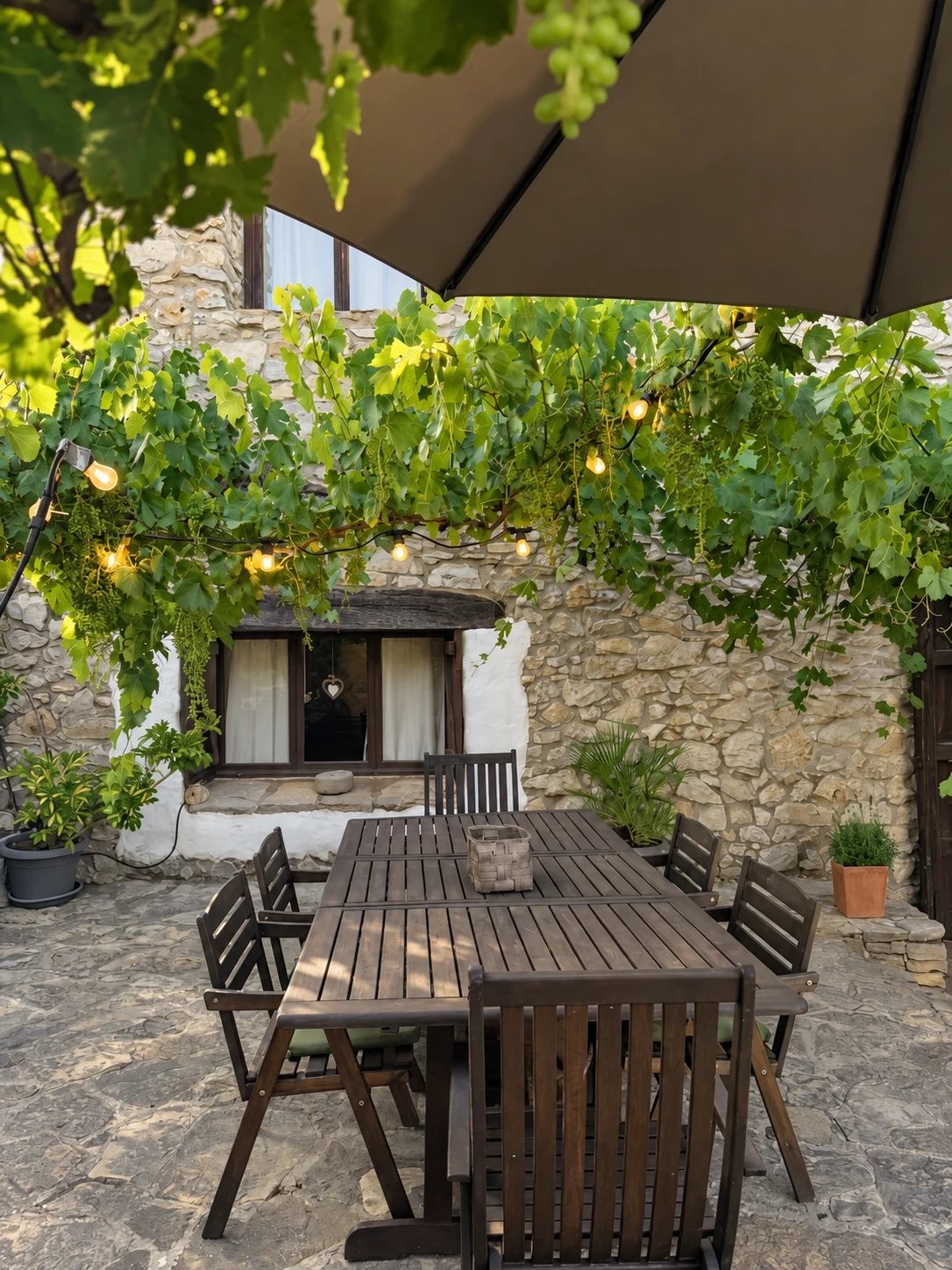 Patio de la masía bajo la parra y las guirnaldas